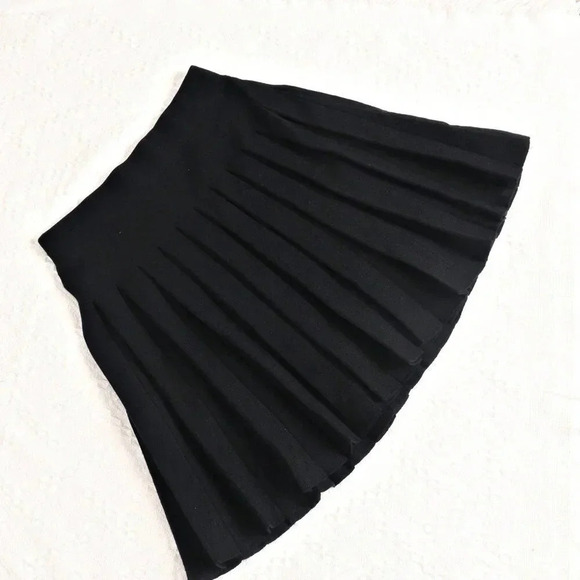 Black Casual Women's Mini Knit Skirt - Picture 2 of 6